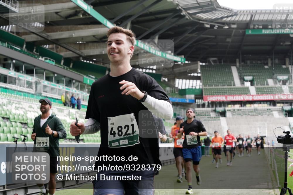 05.10.2025 - 20. swb-Marathon Bremen Michael Burmester http://msf.ph/oto/9328379 05.10.2025 12:57:17 Laufen im Stadion 31, 237, 246, 299, 305, 479, 613, 820, 833, 1161, 1317, 1382, 1491, 1595, 1627, 1971, 1977, 2166, 2269, 2304, 2436, 2522, 3396, 3471, 3591, 3798, 3813, 3969, 4089, 4484, 4496, 4821, 5100, 5104, 5149, 5246, 5503, 5664, 6250, 6267, 6451, 6486, 6493, 6510, 6534, 6535, 6768, 6926, 7017, 7086, 7283, 7371, 7390, 7490, 7546, 7578, 7940, 8023, 8479, 8564, 8801, 8903, 8964, 8973, 9054, 9129, 9983, 591, 1380, 1679, 2263, 2438, 2571, 2634, 3392, 3606, 3980, 4101, 5255, 5469 meine-sportfotos.de