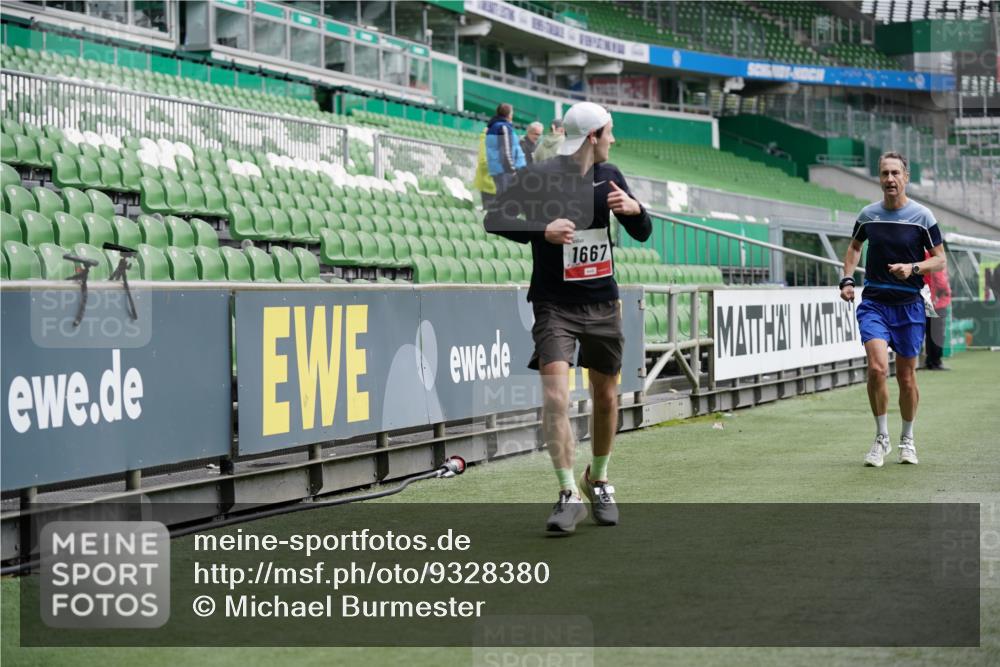 05.10.2025 - 20. swb-Marathon Bremen Michael Burmester http://msf.ph/oto/9328380 05.10.2025 12:53:07 Laufen im Stadion 248, 550, 590, 615, 793, 832, 869, 1298, 1367, 1431, 1538, 1600, 1667, 2072, 2075, 3553, 4132, 4218, 4573, 4729, 4746, 4805, 4914, 4935, 5169, 5447, 5561, 5579, 5866, 6492, 6630, 6677, 7255, 7277, 7408, 7416, 7634, 7773, 7975, 8238, 8297, 8349, 8431, 8462, 8580, 8709, 8921, 10338, 1550, 1552, 2595, 3033, 3041, 3626, 4362, 5459, 5675, 6367, 7012, 7293, 8218, 8558, 8701, 9115 meine-sportfotos.de