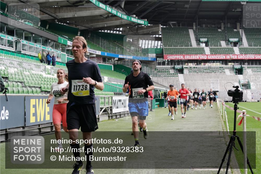 05.10.2025 - 20. swb-Marathon Bremen Michael Burmester http://msf.ph/oto/9328383 05.10.2025 12:57:17 Laufen im Stadion 31, 237, 246, 299, 305, 479, 613, 820, 833, 1161, 1317, 1382, 1491, 1595, 1627, 1971, 1977, 2166, 2269, 2304, 2436, 2522, 3396, 3471, 3591, 3798, 3813, 3969, 4089, 4484, 4496, 4821, 5100, 5104, 5149, 5246, 5503, 5664, 6250, 6267, 6451, 6486, 6493, 6510, 6534, 6535, 6768, 6926, 7017, 7086, 7283, 7371, 7390, 7490, 7546, 7578, 7940, 8023, 8479, 8564, 8801, 8903, 8964, 8973, 9054, 9129, 9983, 591, 1380, 1679, 2263, 2438, 2571, 2634, 3392, 3606, 3980, 4101, 5255, 5469 meine-sportfotos.de