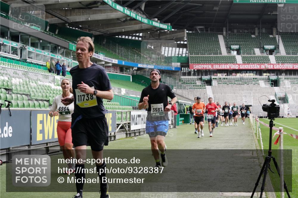 05.10.2025 - 20. swb-Marathon Bremen Michael Burmester http://msf.ph/oto/9328387 05.10.2025 12:57:17 Laufen im Stadion 31, 237, 246, 299, 305, 479, 613, 820, 833, 1161, 1317, 1382, 1491, 1595, 1627, 1971, 1977, 2166, 2269, 2304, 2436, 2522, 3396, 3471, 3591, 3798, 3813, 3969, 4089, 4484, 4496, 4821, 5100, 5104, 5149, 5246, 5503, 5664, 6250, 6267, 6451, 6486, 6493, 6510, 6534, 6535, 6768, 6926, 7017, 7086, 7283, 7371, 7390, 7490, 7546, 7578, 7940, 8023, 8479, 8564, 8801, 8903, 8964, 8973, 9054, 9129, 9983, 591, 1380, 1679, 2263, 2438, 2571, 2634, 3392, 3606, 3980, 4101, 5255, 5469 meine-sportfotos.de