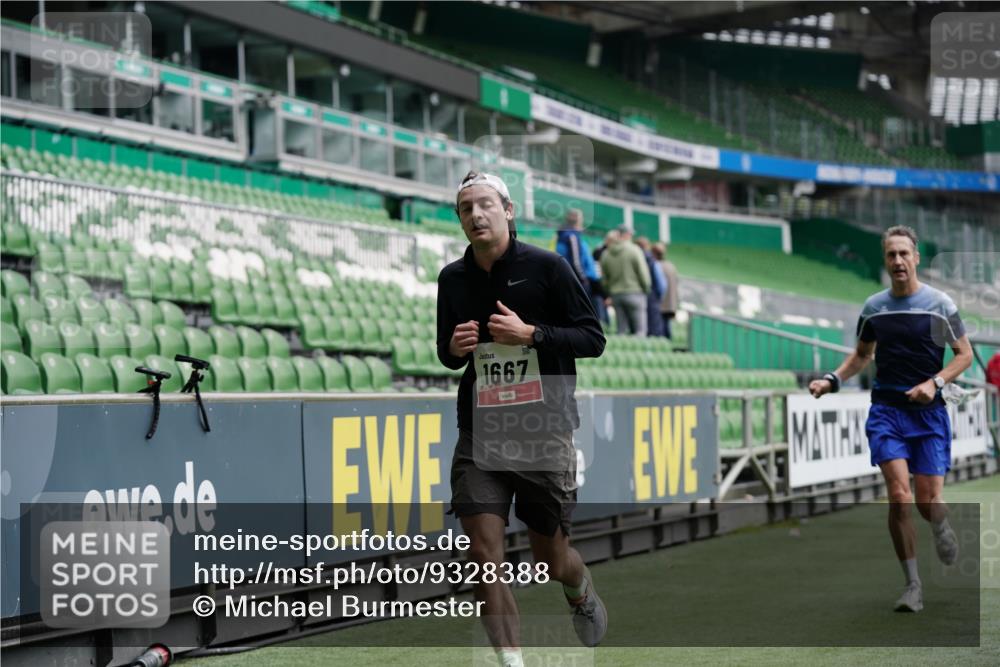 05.10.2025 - 20. swb-Marathon Bremen Michael Burmester http://msf.ph/oto/9328388 05.10.2025 12:53:08 Laufen im Stadion 248, 550, 590, 615, 793, 832, 869, 1298, 1367, 1431, 1538, 1600, 1667, 1868, 2072, 2075, 3553, 4132, 4218, 4573, 4729, 4746, 4805, 4914, 4935, 5169, 5447, 5561, 5579, 5866, 6492, 6630, 6677, 7255, 7277, 7408, 7416, 7634, 7773, 7975, 8238, 8297, 8349, 8431, 8462, 8580, 8709, 8921, 10338, 1550, 1552, 2595, 3033, 3041, 3626, 4362, 5459, 5561, 5675, 6367, 7012, 7293, 8218, 8558, 8701, 9115 meine-sportfotos.de