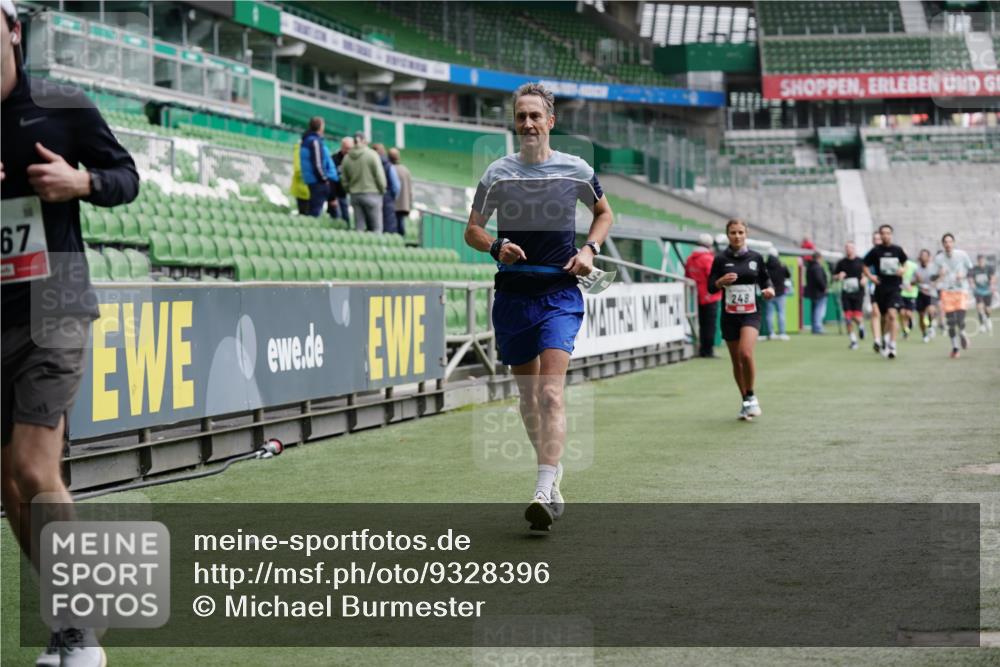 05.10.2025 - 20. swb-Marathon Bremen Michael Burmester http://msf.ph/oto/9328396 05.10.2025 12:53:09 Laufen im Stadion 248, 550, 590, 615, 793, 832, 869, 1298, 1367, 1431, 1538, 1600, 1667, 1868, 2072, 2075, 3553, 4132, 4218, 4573, 4729, 4746, 4805, 4914, 4935, 5169, 5425, 5447, 5579, 5866, 6492, 6630, 6677, 6806, 7255, 7277, 7408, 7416, 7634, 7773, 7975, 8238, 8297, 8349, 8431, 8462, 8580, 8709, 8921, 10338, 1550, 1552, 2595, 3033, 3041, 3626, 4362, 5459, 5561, 5675, 6367, 7012, 7293, 7634, 8218, 8701, 9115 meine-sportfotos.de