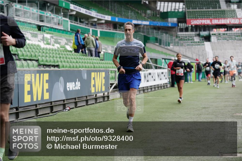 05.10.2025 - 20. swb-Marathon Bremen Michael Burmester http://msf.ph/oto/9328400 05.10.2025 12:53:09 Laufen im Stadion 248, 550, 590, 615, 793, 832, 869, 1298, 1367, 1431, 1538, 1600, 1667, 1868, 2072, 2075, 3553, 4132, 4218, 4573, 4729, 4746, 4805, 4914, 4935, 5169, 5425, 5447, 5579, 5866, 6492, 6630, 6677, 6806, 7255, 7277, 7408, 7416, 7634, 7773, 7975, 8238, 8297, 8349, 8431, 8462, 8580, 8709, 8921, 10338, 1550, 1552, 2595, 3033, 3041, 3626, 4362, 5459, 5561, 5675, 6367, 7012, 7293, 7634, 8218, 8701, 9115 meine-sportfotos.de