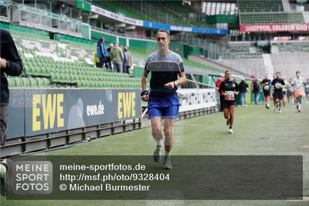 05.10.2025 - 20. swb-Marathon Bremen Michael Burmester http://msf.ph/oto/9328404 05.10.2025 12:53:09 Laufen im Stadion 248, 550, 590, 615, 793, 832, 869, 1298, 1367, 1431, 1538, 1600, 1667, 1868, 2072, 2075, 3553, 4132, 4218, 4573, 4729, 4746, 4805, 4914, 4935, 5169, 5425, 5447, 5579, 5866, 6492, 6630, 6677, 6806, 7255, 7277, 7408, 7416, 7634, 7773, 7975, 8238, 8297, 8349, 8431, 8462, 8580, 8709, 8921, 10338, 1550, 1552, 2595, 3033, 3041, 3626, 4362, 5459, 5561, 5675, 6367, 7012, 7293, 7634, 8218, 8701, 9115 meine-sportfotos.de