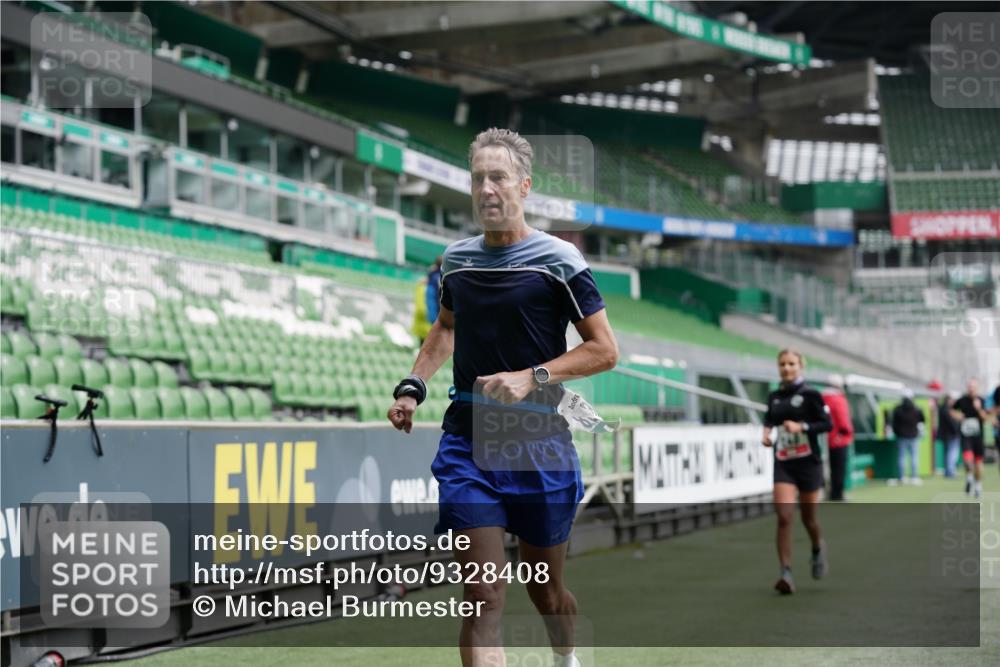 05.10.2025 - 20. swb-Marathon Bremen Michael Burmester http://msf.ph/oto/9328408 05.10.2025 12:53:10 Laufen im Stadion 248, 550, 590, 615, 793, 832, 869, 1298, 1367, 1431, 1538, 1600, 1667, 1868, 2072, 2075, 3553, 4132, 4218, 4573, 4729, 4746, 4805, 4914, 4935, 5169, 5425, 5447, 5579, 5866, 5944, 6492, 6630, 6677, 6806, 7255, 7277, 7408, 7416, 7773, 7905, 7975, 8238, 8297, 8349, 8431, 8462, 8580, 8709, 8921, 10338, 1550, 1552, 2595, 3033, 3041, 3626, 4362, 5459, 5561, 5675, 7012, 7293, 7634, 8218, 8580, 8701, 9115 meine-sportfotos.de