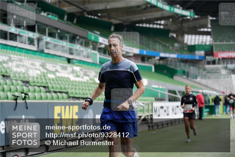 05.10.2025 - 20. swb-Marathon Bremen Michael Burmester http://msf.ph/oto/9328412 05.10.2025 12:53:10 Laufen im Stadion 248, 550, 590, 615, 793, 832, 869, 1298, 1367, 1431, 1538, 1600, 1667, 1868, 2072, 2075, 3553, 4132, 4218, 4573, 4729, 4746, 4805, 4914, 4935, 5169, 5425, 5447, 5579, 5866, 5944, 6492, 6630, 6677, 6806, 7255, 7277, 7408, 7416, 7773, 7905, 7975, 8238, 8297, 8349, 8431, 8462, 8580, 8709, 8921, 10338, 1550, 1552, 2595, 3033, 3041, 3626, 4362, 5459, 5561, 5675, 7012, 7293, 7634, 8218, 8580, 8701, 9115 meine-sportfotos.de