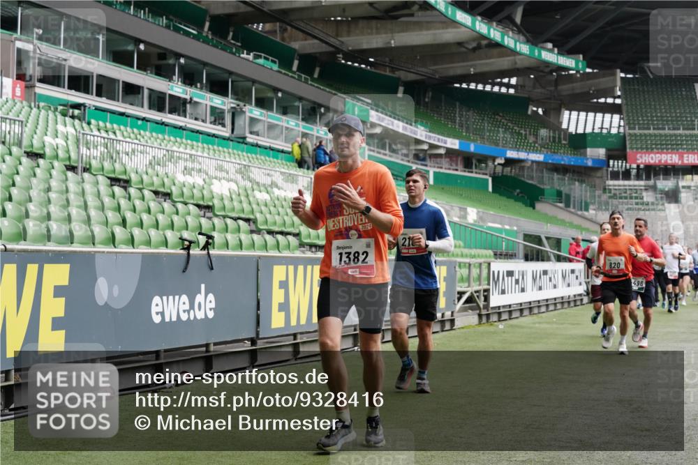 05.10.2025 - 20. swb-Marathon Bremen Michael Burmester http://msf.ph/oto/9328416 05.10.2025 12:57:20 Laufen im Stadion 31, 237, 246, 299, 305, 479, 613, 820, 833, 1161, 1317, 1382, 1491, 1595, 1627, 1971, 1977, 2166, 2269, 2304, 2436, 2522, 3396, 3471, 3591, 3798, 3813, 3969, 4089, 4484, 4496, 4821, 5100, 5104, 5149, 5503, 5664, 6250, 6267, 6486, 6493, 6510, 6534, 6535, 6768, 7017, 7086, 7283, 7371, 7390, 7490, 7546, 7578, 7911, 7940, 8023, 8128, 8479, 8564, 8801, 8903, 8964, 8973, 8993, 9054, 9129, 9983, 591, 1380, 1679, 2263, 2438, 2571, 2634, 3392, 3606, 3980, 4101, 5255, 5469 meine-sportfotos.de