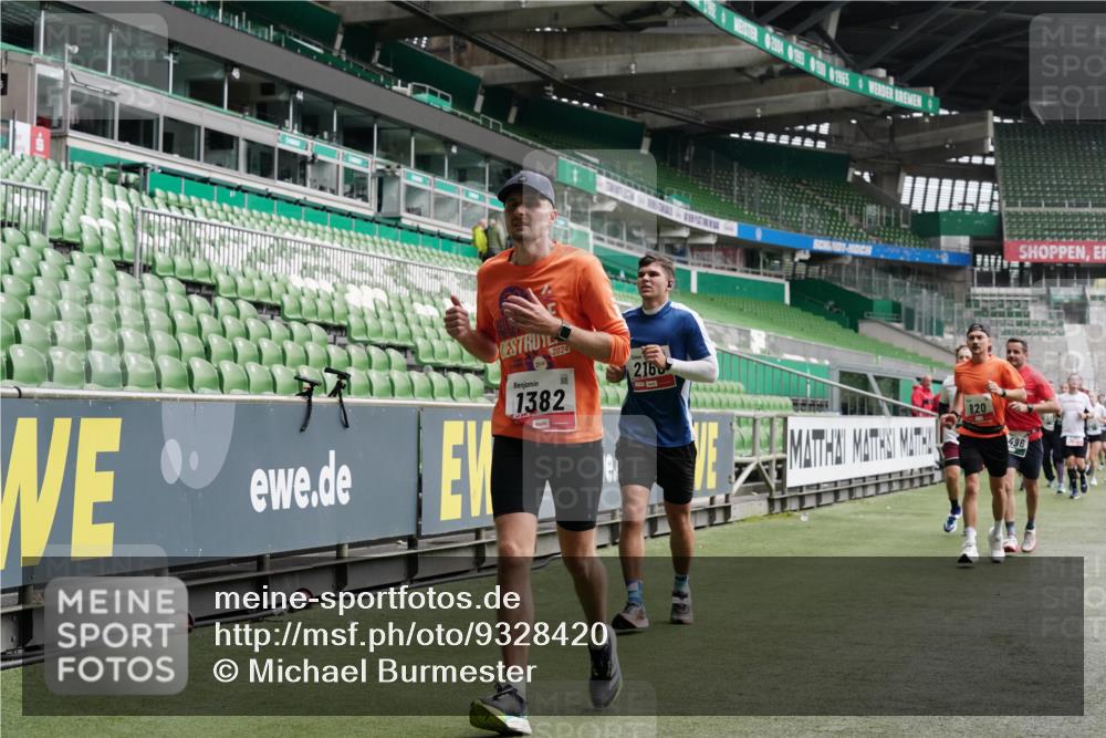 05.10.2025 - 20. swb-Marathon Bremen Michael Burmester http://msf.ph/oto/9328420 05.10.2025 12:57:20 Laufen im Stadion 31, 237, 246, 299, 305, 479, 613, 820, 833, 1161, 1317, 1382, 1491, 1595, 1627, 1971, 1977, 2166, 2269, 2304, 2436, 2522, 3396, 3471, 3591, 3798, 3813, 3969, 4089, 4484, 4496, 4821, 5100, 5104, 5149, 5503, 5664, 6250, 6267, 6486, 6493, 6510, 6534, 6535, 6768, 7017, 7086, 7283, 7371, 7390, 7490, 7546, 7578, 7911, 7940, 8023, 8128, 8479, 8564, 8801, 8903, 8964, 8973, 8993, 9054, 9129, 9983, 591, 1380, 1679, 2263, 2438, 2571, 2634, 3392, 3606, 3980, 4101, 5255, 5469 meine-sportfotos.de
