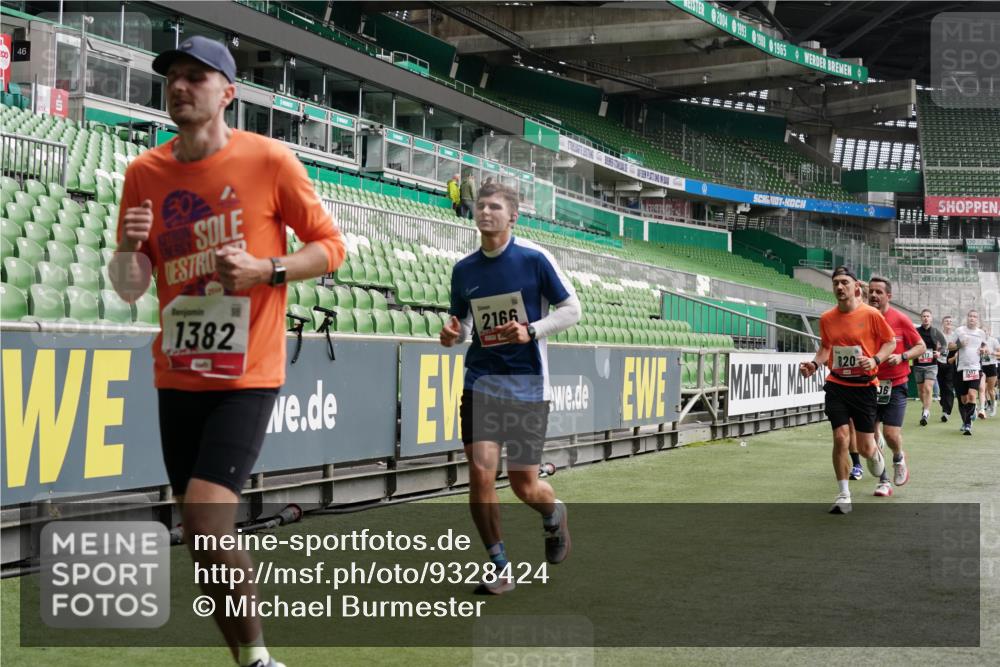 05.10.2025 - 20. swb-Marathon Bremen Michael Burmester http://msf.ph/oto/9328424 05.10.2025 12:57:21 Laufen im Stadion 31, 237, 246, 299, 305, 479, 613, 820, 833, 1161, 1317, 1382, 1491, 1595, 1627, 1971, 1977, 2166, 2269, 2304, 2436, 2522, 3396, 3471, 3591, 3798, 3813, 3969, 3977, 4089, 4484, 4496, 4821, 5100, 5104, 5149, 5503, 5664, 6250, 6267, 6486, 6493, 6510, 6534, 6535, 6768, 7017, 7086, 7283, 7371, 7390, 7490, 7546, 7578, 7911, 7940, 8023, 8128, 8479, 8564, 8801, 8903, 8964, 8973, 8993, 9054, 9129, 9983, 11658, 591, 1380, 1679, 2263, 2438, 2571, 2634, 3392, 3606, 3980, 4101, 5255 meine-sportfotos.de
