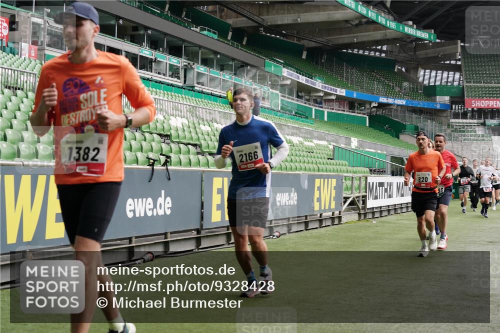 05.10.2025 - 20. swb-Marathon Bremen Michael Burmester http://msf.ph/oto/9328428 05.10.2025 12:57:21 Laufen im Stadion 31, 237, 246, 299, 305, 479, 613, 820, 833, 1161, 1317, 1382, 1491, 1595, 1627, 1971, 1977, 2166, 2269, 2304, 2436, 2522, 3396, 3471, 3591, 3798, 3813, 3969, 3977, 4089, 4484, 4496, 4821, 5100, 5104, 5149, 5503, 5664, 6250, 6267, 6486, 6493, 6510, 6534, 6535, 6768, 7017, 7086, 7283, 7371, 7390, 7490, 7546, 7578, 7911, 7940, 8023, 8128, 8479, 8564, 8801, 8903, 8964, 8973, 8993, 9054, 9129, 9983, 11658, 591, 1380, 1679, 2263, 2438, 2571, 2634, 3392, 3606, 3980, 4101, 5255 meine-sportfotos.de