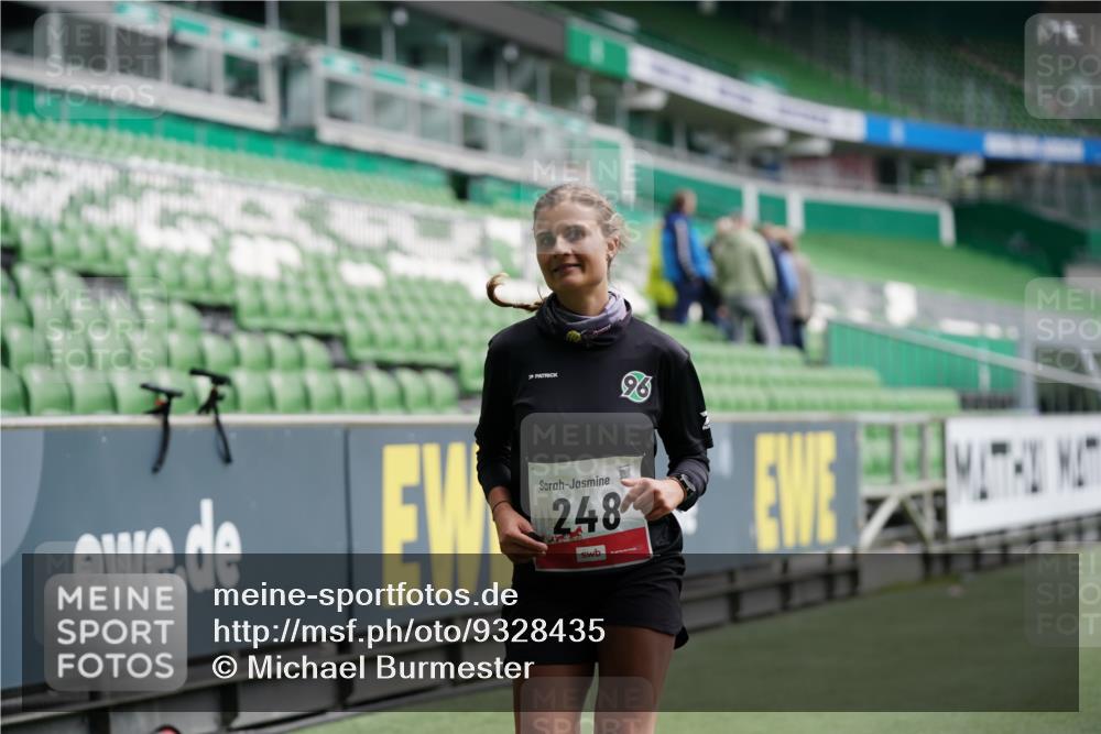 05.10.2025 - 20. swb-Marathon Bremen Michael Burmester http://msf.ph/oto/9328435 05.10.2025 12:53:14 Laufen im Stadion 248, 550, 590, 615, 793, 832, 869, 1164, 1367, 1431, 1538, 1600, 1656, 1667, 1868, 2050, 2072, 2075, 2288, 3553, 4132, 4218, 4294, 4573, 4729, 4746, 4805, 4914, 4935, 5169, 5425, 5447, 5579, 5866, 5944, 6492, 6677, 6806, 7255, 7277, 7408, 7416, 7617, 7773, 7905, 7975, 8238, 8297, 8349, 8431, 8462, 8499, 8709, 10338, 615, 1298, 1552, 2595, 3033, 4362, 4914, 5459, 5561, 5675, 6630, 7634, 8218, 8580, 8701, 8921, 9115 meine-sportfotos.de