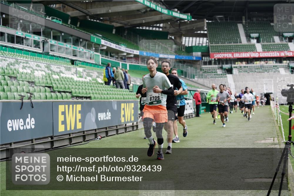 05.10.2025 - 20. swb-Marathon Bremen Michael Burmester http://msf.ph/oto/9328439 05.10.2025 12:53:17 Laufen im Stadion 248, 550, 590, 832, 869, 1164, 1367, 1431, 1538, 1600, 1656, 1667, 1868, 2030, 2050, 2072, 2075, 2288, 3363, 3553, 4132, 4218, 4294, 4573, 4729, 4746, 4805, 4935, 5169, 5425, 5447, 5571, 5579, 5866, 5944, 6492, 6677, 6806, 7255, 7408, 7617, 7905, 7975, 8238, 8297, 8349, 8431, 8462, 8499, 8709, 10338, 615, 793, 1298, 1552, 2595, 3033, 4362, 4914, 5447, 5459, 5561, 5675, 6630, 7277, 7416, 7634, 7773, 8580, 8921, 10338 meine-sportfotos.de