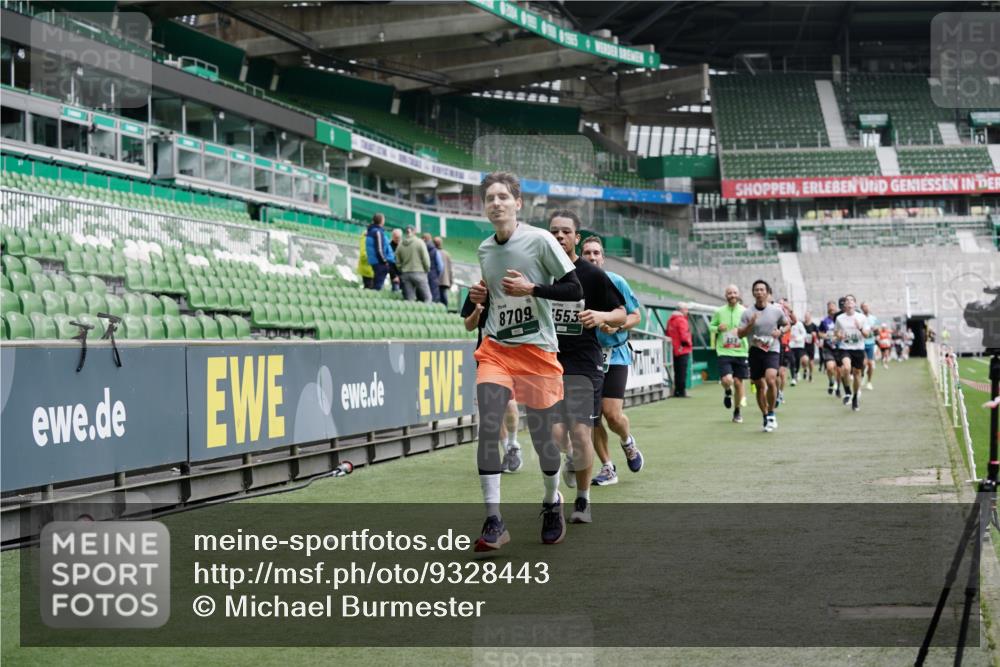 05.10.2025 - 20. swb-Marathon Bremen Michael Burmester http://msf.ph/oto/9328443 05.10.2025 12:53:17 Laufen im Stadion 248, 550, 590, 832, 869, 1164, 1367, 1431, 1538, 1600, 1656, 1667, 1868, 2030, 2050, 2072, 2075, 2288, 3363, 3553, 4132, 4218, 4294, 4573, 4729, 4746, 4805, 4935, 5169, 5425, 5447, 5571, 5579, 5866, 5944, 6492, 6677, 6806, 7255, 7408, 7617, 7905, 7975, 8238, 8297, 8349, 8431, 8462, 8499, 8709, 10338, 615, 793, 1298, 1552, 2595, 3033, 4362, 4914, 5447, 5459, 5561, 5675, 6630, 7277, 7416, 7634, 7773, 8580, 8921, 10338 meine-sportfotos.de