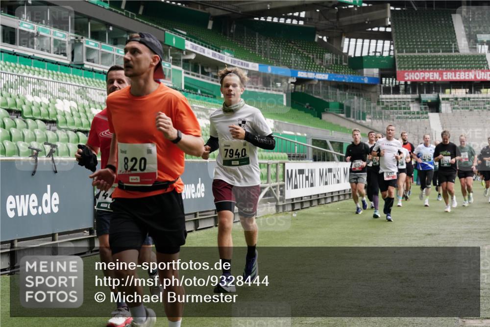 05.10.2025 - 20. swb-Marathon Bremen Michael Burmester http://msf.ph/oto/9328444 05.10.2025 12:57:24 Laufen im Stadion 31, 237, 246, 299, 305, 479, 613, 820, 833, 1317, 1382, 1491, 1595, 1627, 1971, 1977, 2166, 2269, 2304, 2436, 2522, 3396, 3471, 3591, 3798, 3813, 3969, 3977, 4089, 4484, 4496, 4821, 5100, 5104, 5149, 5503, 5664, 6250, 6267, 6372, 6486, 6493, 6510, 6534, 6535, 6768, 7017, 7086, 7371, 7390, 7490, 7546, 7578, 7731, 7911, 7940, 8023, 8128, 8479, 8564, 8801, 8903, 8964, 8973, 8993, 9054, 9129, 9983, 11658, 591, 1161, 1679, 2263, 2571, 2634, 3392, 3606, 3980, 4101, 5255 meine-sportfotos.de
