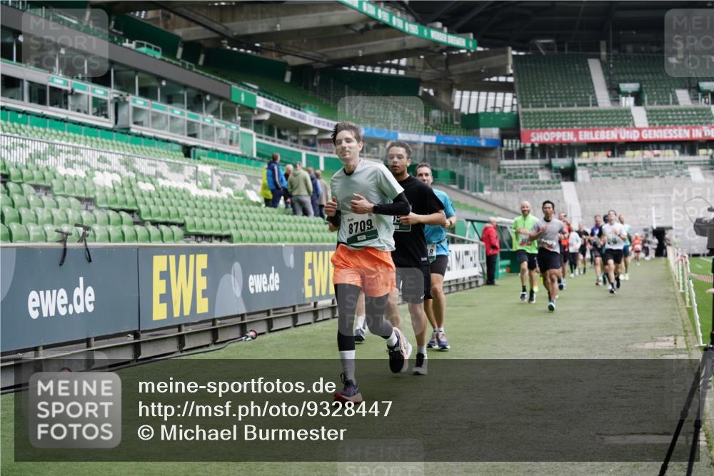 05.10.2025 - 20. swb-Marathon Bremen Michael Burmester http://msf.ph/oto/9328447 05.10.2025 12:53:18 Laufen im Stadion 248, 550, 590, 832, 869, 1164, 1367, 1431, 1538, 1600, 1656, 1667, 1868, 2030, 2050, 2072, 2075, 2288, 3363, 3553, 4132, 4218, 4294, 4573, 4729, 4746, 4805, 4935, 5169, 5425, 5571, 5579, 5866, 5944, 6492, 6677, 6806, 7255, 7408, 7617, 7905, 7975, 8238, 8297, 8349, 8431, 8462, 8499, 8709, 615, 793, 1298, 1552, 4362, 4805, 4914, 5447, 5459, 5561, 5675, 6630, 7277, 7416, 7634, 7773, 8580, 8921, 10338 meine-sportfotos.de