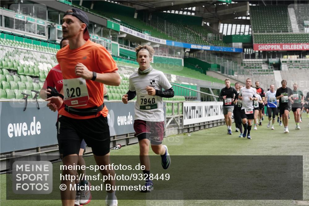 05.10.2025 - 20. swb-Marathon Bremen Michael Burmester http://msf.ph/oto/9328449 05.10.2025 12:57:24 Laufen im Stadion 31, 237, 246, 299, 305, 479, 613, 820, 833, 1317, 1382, 1491, 1595, 1627, 1971, 1977, 2166, 2269, 2304, 2436, 2522, 3396, 3471, 3591, 3798, 3813, 3969, 3977, 4089, 4484, 4496, 4821, 5100, 5104, 5149, 5503, 5664, 6250, 6267, 6372, 6486, 6493, 6510, 6534, 6535, 6768, 7017, 7086, 7371, 7390, 7490, 7546, 7578, 7731, 7911, 7940, 8023, 8128, 8479, 8564, 8801, 8903, 8964, 8973, 8993, 9054, 9129, 9983, 11658, 591, 1161, 1679, 2263, 2571, 2634, 3392, 3606, 3980, 4101, 5255 meine-sportfotos.de