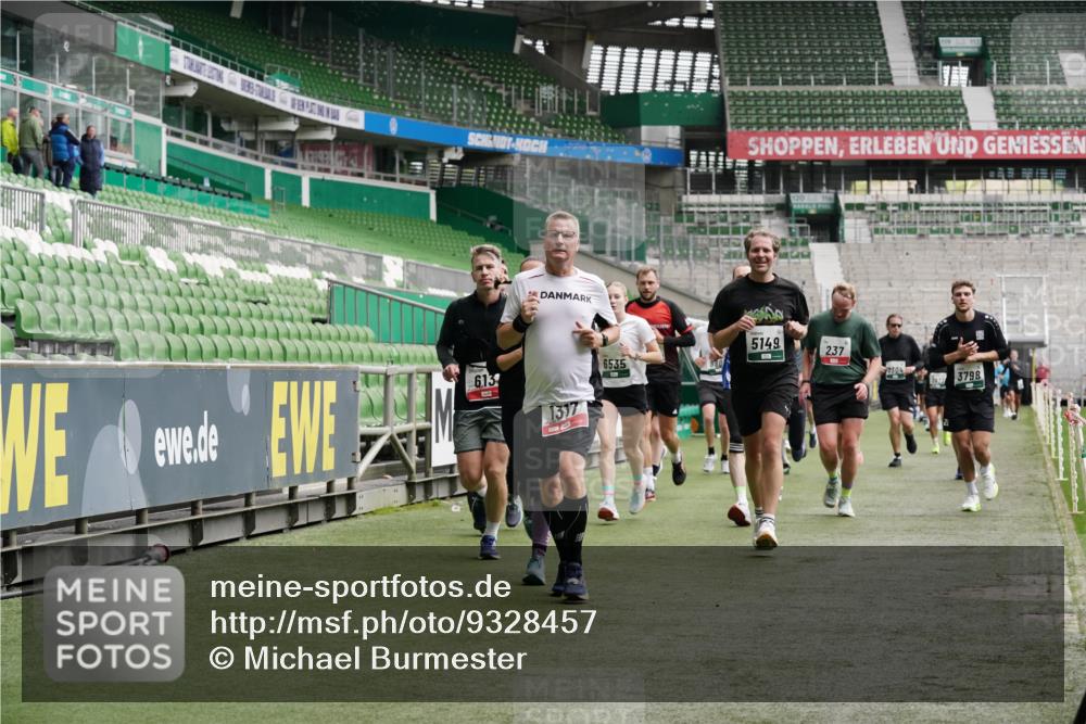 05.10.2025 - 20. swb-Marathon Bremen Michael Burmester http://msf.ph/oto/9328457 05.10.2025 12:57:26 Laufen im Stadion 31, 237, 246, 299, 305, 479, 613, 820, 833, 1317, 1382, 1491, 1595, 1627, 1971, 1977, 2166, 2234, 2269, 2304, 2436, 2522, 3396, 3471, 3591, 3798, 3813, 3969, 3977, 4089, 4484, 4496, 4821, 5100, 5104, 5149, 5503, 5664, 6250, 6267, 6372, 6486, 6493, 6510, 6534, 6535, 6768, 7017, 7086, 7371, 7390, 7546, 7578, 7731, 7911, 7940, 8023, 8128, 8479, 8564, 8801, 8903, 8964, 8973, 8993, 9129, 9983, 11658, 591, 1161, 1679, 2263, 2571, 2634, 3392, 3606, 3980, 4101, 5255 meine-sportfotos.de