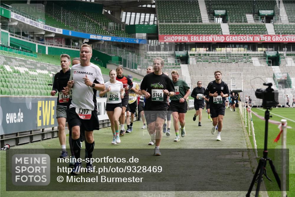 05.10.2025 - 20. swb-Marathon Bremen Michael Burmester http://msf.ph/oto/9328469 05.10.2025 12:57:27 Laufen im Stadion 31, 237, 246, 299, 305, 415, 479, 613, 820, 833, 1317, 1382, 1491, 1595, 1627, 1971, 1977, 2166, 2234, 2269, 2304, 2436, 2522, 3396, 3471, 3591, 3798, 3813, 3969, 3977, 4089, 4484, 4496, 4821, 5100, 5104, 5149, 5503, 5664, 6250, 6267, 6372, 6486, 6493, 6510, 6534, 6535, 6768, 7017, 7086, 7371, 7390, 7546, 7578, 7731, 7911, 7940, 8023, 8128, 8479, 8564, 8801, 8903, 8964, 8973, 8993, 9129, 9983, 11658, 591, 1161, 1679, 2263, 2571, 2634, 3392, 3606, 3980, 4101, 5255 meine-sportfotos.de