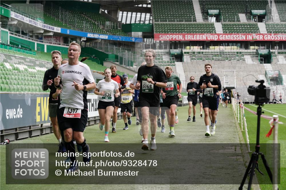 05.10.2025 - 20. swb-Marathon Bremen Michael Burmester http://msf.ph/oto/9328478 05.10.2025 12:57:27 Laufen im Stadion 31, 237, 246, 299, 305, 415, 479, 613, 820, 833, 1317, 1382, 1491, 1595, 1627, 1971, 1977, 2166, 2234, 2269, 2304, 2436, 2522, 3396, 3471, 3591, 3798, 3813, 3969, 3977, 4089, 4484, 4496, 4821, 5100, 5104, 5149, 5503, 5664, 6250, 6267, 6372, 6486, 6493, 6510, 6534, 6535, 6768, 7017, 7086, 7371, 7390, 7546, 7578, 7731, 7911, 7940, 8023, 8128, 8479, 8564, 8801, 8903, 8964, 8973, 8993, 9129, 9983, 11658, 591, 1161, 1679, 2263, 2571, 2634, 3392, 3606, 3980, 4101, 5255 meine-sportfotos.de