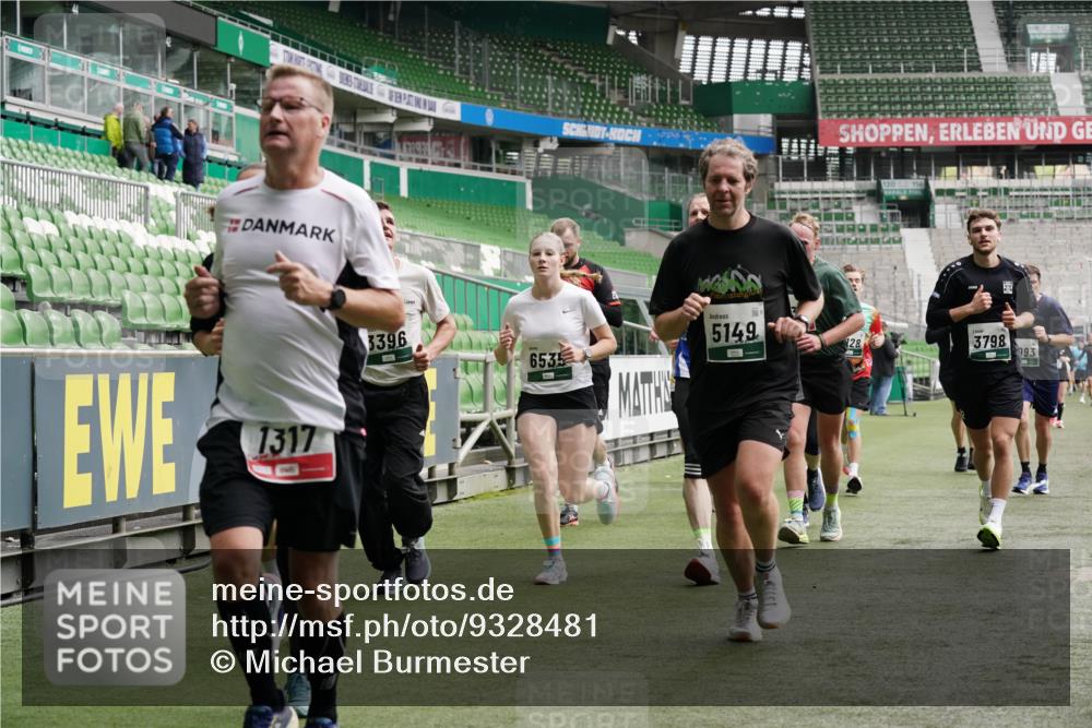 05.10.2025 - 20. swb-Marathon Bremen Michael Burmester http://msf.ph/oto/9328481 05.10.2025 12:57:28 Laufen im Stadion 31, 237, 246, 299, 305, 415, 479, 613, 820, 833, 1317, 1382, 1491, 1595, 1627, 1971, 1977, 2166, 2234, 2240, 2269, 2304, 2436, 2522, 3396, 3471, 3591, 3798, 3813, 3969, 3977, 4089, 4484, 4496, 4821, 5100, 5104, 5149, 5503, 5664, 6250, 6267, 6372, 6486, 6493, 6510, 6534, 6535, 6768, 7017, 7086, 7371, 7390, 7546, 7578, 7731, 7911, 7940, 8023, 8128, 8479, 8564, 8801, 8903, 8964, 8973, 8993, 9129, 9983, 11658, 591, 1161, 1679, 2263, 2571, 2634, 3606, 3980, 4101, 5255 meine-sportfotos.de