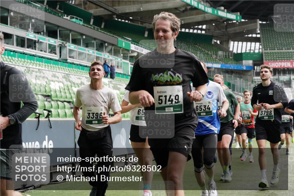 05.10.2025 - 20. swb-Marathon Bremen Michael Burmester http://msf.ph/oto/9328502 05.10.2025 12:57:30 Laufen im Stadion 31, 237, 246, 299, 305, 415, 479, 613, 820, 833, 1317, 1382, 1491, 1595, 1627, 1971, 1977, 2166, 2234, 2240, 2269, 2304, 2436, 2522, 3396, 3471, 3591, 3798, 3813, 3969, 3977, 4089, 4401, 4484, 4496, 4821, 5100, 5104, 5149, 5503, 5645, 5664, 6250, 6267, 6372, 6486, 6493, 6510, 6525, 6534, 6535, 6768, 7017, 7086, 7371, 7390, 7546, 7578, 7731, 7911, 7940, 8023, 8128, 8479, 8801, 8903, 8964, 8973, 8993, 9129, 9983, 11658, 591, 1161, 2571, 2634, 3606, 3980, 4101, 5255 meine-sportfotos.de
