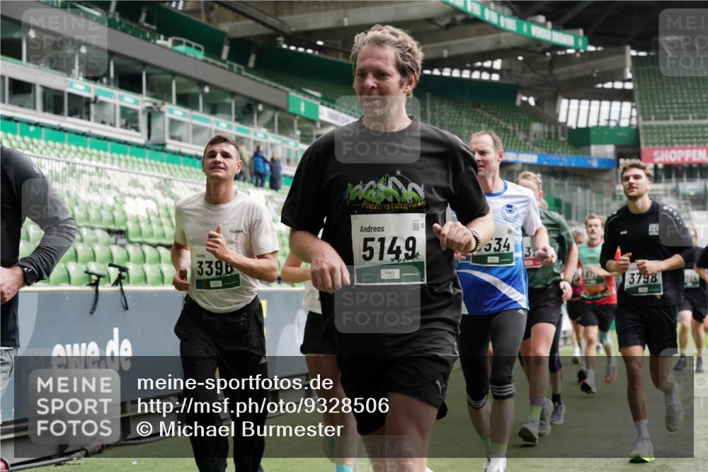 05.10.2025 - 20. swb-Marathon Bremen Michael Burmester http://msf.ph/oto/9328506 05.10.2025 12:57:30 Laufen im Stadion 31, 237, 246, 299, 305, 415, 479, 613, 820, 833, 1317, 1382, 1491, 1595, 1627, 1971, 1977, 2166, 2234, 2240, 2269, 2304, 2436, 2522, 3396, 3471, 3591, 3798, 3813, 3969, 3977, 4089, 4401, 4484, 4496, 4821, 5100, 5104, 5149, 5503, 5645, 5664, 6250, 6267, 6372, 6486, 6493, 6510, 6525, 6534, 6535, 6768, 7017, 7086, 7371, 7390, 7546, 7578, 7731, 7911, 7940, 8023, 8128, 8479, 8801, 8903, 8964, 8973, 8993, 9129, 9983, 11658, 591, 1161, 2571, 2634, 3606, 3980, 4101, 5255 meine-sportfotos.de
