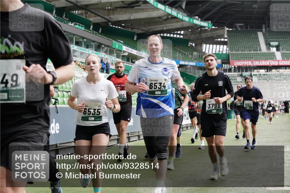 05.10.2025 - 20. swb-Marathon Bremen Michael Burmester http://msf.ph/oto/9328514 05.10.2025 12:57:31 Laufen im Stadion 31, 237, 246, 299, 305, 415, 479, 613, 820, 833, 1317, 1382, 1491, 1595, 1627, 1971, 1977, 2166, 2234, 2240, 2269, 2304, 2436, 2522, 3396, 3471, 3591, 3798, 3813, 3969, 3977, 4089, 4102, 4401, 4484, 4496, 4821, 5100, 5104, 5149, 5503, 5645, 5664, 6250, 6267, 6372, 6486, 6493, 6510, 6525, 6534, 6535, 6768, 7017, 7086, 7371, 7390, 7546, 7578, 7731, 7911, 7940, 8023, 8128, 8479, 8801, 8903, 8964, 8973, 8993, 9129, 9983, 11658, 591, 1161, 2571, 2634, 3606, 5255 meine-sportfotos.de