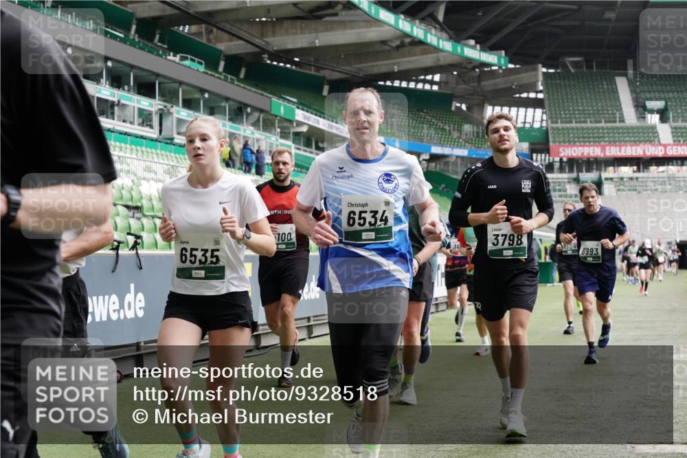 05.10.2025 - 20. swb-Marathon Bremen Michael Burmester http://msf.ph/oto/9328518 05.10.2025 12:57:31 Laufen im Stadion 31, 237, 246, 299, 305, 415, 479, 613, 820, 833, 1317, 1382, 1491, 1595, 1627, 1971, 1977, 2166, 2234, 2240, 2269, 2304, 2436, 2522, 3396, 3471, 3591, 3798, 3813, 3969, 3977, 4089, 4102, 4401, 4484, 4496, 4821, 5100, 5104, 5149, 5503, 5645, 5664, 6250, 6267, 6372, 6486, 6493, 6510, 6525, 6534, 6535, 6768, 7017, 7086, 7371, 7390, 7546, 7578, 7731, 7911, 7940, 8023, 8128, 8479, 8801, 8903, 8964, 8973, 8993, 9129, 9983, 11658, 591, 1161, 2571, 2634, 3606, 5255 meine-sportfotos.de