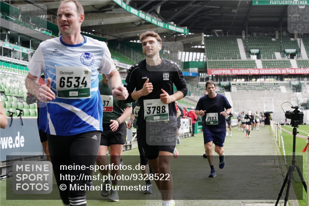 05.10.2025 - 20. swb-Marathon Bremen Michael Burmester http://msf.ph/oto/9328522 05.10.2025 12:57:32 Laufen im Stadion 31, 237, 246, 299, 305, 415, 479, 613, 820, 833, 1317, 1382, 1491, 1595, 1627, 1971, 1977, 2166, 2234, 2240, 2269, 2304, 2436, 2522, 2662, 3396, 3471, 3591, 3798, 3813, 3969, 3977, 4089, 4102, 4401, 4484, 4496, 4821, 5100, 5104, 5149, 5503, 5645, 5664, 6250, 6267, 6372, 6486, 6493, 6510, 6525, 6534, 6535, 6768, 7017, 7086, 7371, 7390, 7546, 7578, 7731, 7911, 7940, 8023, 8128, 8479, 8801, 8903, 8964, 8973, 8993, 9129, 9983, 11658, 591, 1161, 2571, 3606, 5255 meine-sportfotos.de
