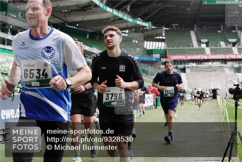05.10.2025 - 20. swb-Marathon Bremen Michael Burmester http://msf.ph/oto/9328530 05.10.2025 12:57:32 Laufen im Stadion 31, 237, 246, 299, 305, 415, 479, 613, 820, 833, 1317, 1382, 1491, 1595, 1627, 1971, 1977, 2166, 2234, 2240, 2269, 2304, 2436, 2522, 2662, 3396, 3471, 3591, 3798, 3813, 3969, 3977, 4089, 4102, 4401, 4484, 4496, 4821, 5100, 5104, 5149, 5503, 5645, 5664, 6250, 6267, 6372, 6486, 6493, 6510, 6525, 6534, 6535, 6768, 7017, 7086, 7371, 7390, 7546, 7578, 7731, 7911, 7940, 8023, 8128, 8479, 8801, 8903, 8964, 8973, 8993, 9129, 9983, 11658, 591, 1161, 2571, 3606, 5255 meine-sportfotos.de