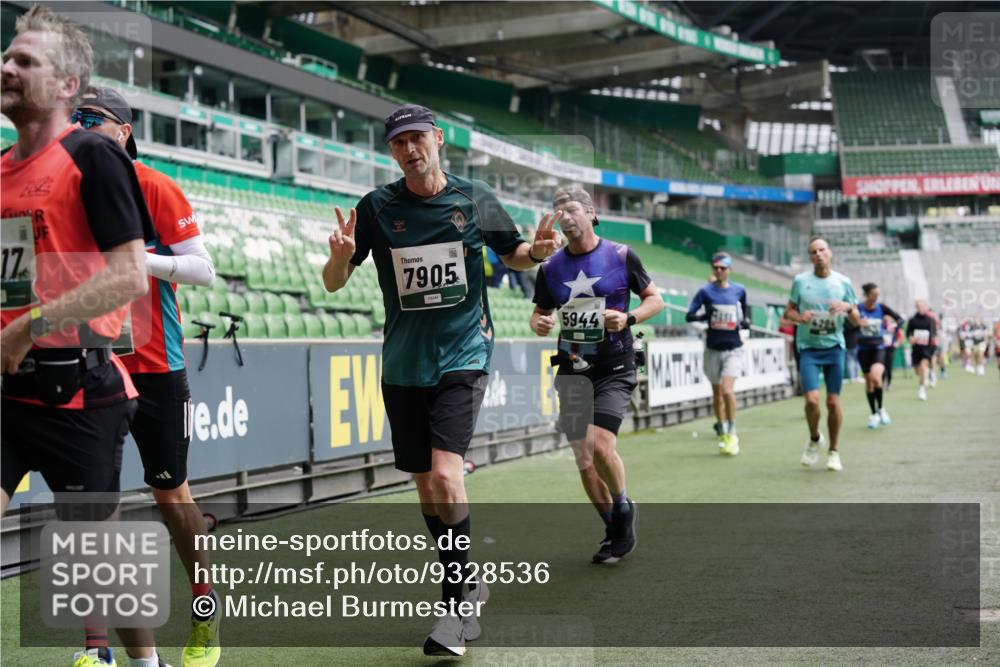 05.10.2025 - 20. swb-Marathon Bremen Michael Burmester http://msf.ph/oto/9328536 05.10.2025 12:53:26 Laufen im Stadion 248, 550, 590, 832, 869, 1009, 1164, 1367, 1538, 1600, 1656, 1667, 1868, 2030, 2050, 2072, 2075, 2250, 2288, 2871, 3363, 3553, 4132, 4218, 4294, 4573, 4729, 4746, 5169, 5425, 5571, 5579, 5866, 5944, 6492, 6806, 7255, 7408, 7617, 7905, 8238, 8297, 8431, 8462, 8499, 8709, 550, 590, 615, 793, 1298, 1431, 4805, 4914, 4935, 5447, 5561, 6630, 6677, 7277, 7416, 7634, 7773, 7975, 8349, 8580, 8921, 10338 meine-sportfotos.de