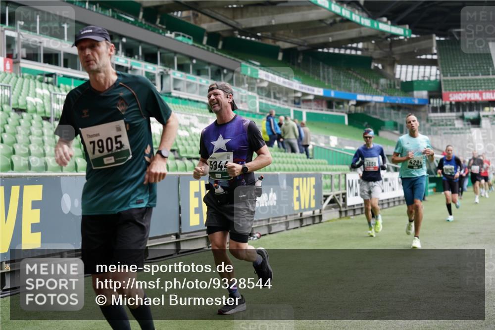 05.10.2025 - 20. swb-Marathon Bremen Michael Burmester http://msf.ph/oto/9328544 05.10.2025 12:53:27 Laufen im Stadion 248, 832, 869, 1009, 1164, 1367, 1538, 1600, 1656, 1667, 1868, 2030, 2050, 2072, 2075, 2250, 2288, 2871, 3363, 3553, 4132, 4218, 4294, 4573, 4729, 4746, 5169, 5425, 5571, 5579, 5866, 5944, 6492, 6806, 7255, 7408, 7617, 7905, 8238, 8297, 8431, 8462, 8499, 8709, 550, 590, 615, 793, 1298, 1431, 4805, 4914, 4935, 5447, 5561, 6630, 6677, 7277, 7416, 7634, 7773, 7975, 8297, 8349, 8580, 8921, 10338 meine-sportfotos.de