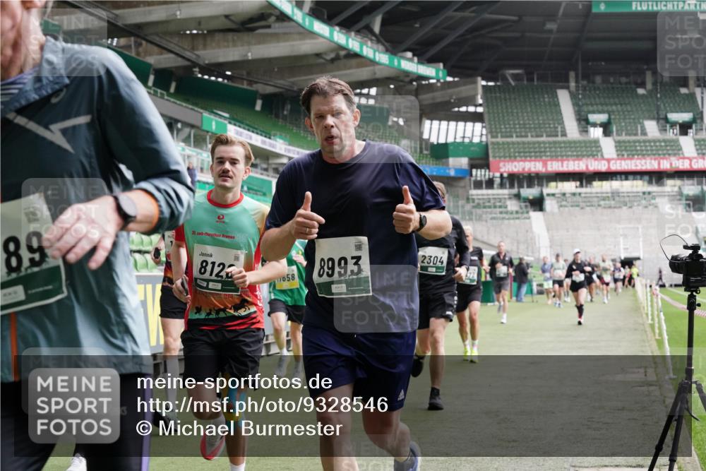 05.10.2025 - 20. swb-Marathon Bremen Michael Burmester http://msf.ph/oto/9328546 05.10.2025 12:57:34 Laufen im Stadion 31, 237, 246, 299, 305, 415, 479, 613, 820, 833, 1317, 1382, 1491, 1595, 1627, 1971, 1977, 2166, 2234, 2240, 2269, 2304, 2436, 2522, 2662, 3396, 3471, 3591, 3798, 3813, 3969, 3977, 4089, 4102, 4287, 4401, 4484, 4496, 4821, 5100, 5104, 5149, 5503, 5562, 5645, 5664, 6250, 6267, 6372, 6486, 6493, 6510, 6525, 6534, 6535, 6768, 6999, 7017, 7086, 7371, 7390, 7546, 7578, 7731, 7911, 7940, 8023, 8128, 8801, 8903, 8964, 8973, 8993, 9129, 9983, 11658, 1161, 1595, 2571, 5255 meine-sportfotos.de