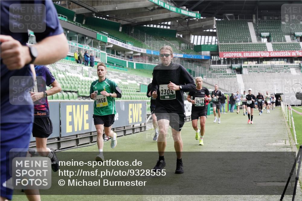 05.10.2025 - 20. swb-Marathon Bremen Michael Burmester http://msf.ph/oto/9328555 05.10.2025 12:57:35 Laufen im Stadion 31, 237, 246, 299, 305, 415, 479, 613, 820, 833, 1317, 1382, 1491, 1627, 1971, 1977, 2166, 2234, 2240, 2269, 2304, 2436, 2522, 2662, 3396, 3471, 3591, 3798, 3813, 3969, 3977, 4089, 4102, 4287, 4401, 4484, 4496, 4821, 5100, 5104, 5149, 5503, 5562, 5645, 5664, 6250, 6267, 6317, 6372, 6486, 6493, 6510, 6525, 6534, 6535, 6768, 6999, 7086, 7371, 7390, 7546, 7578, 7731, 7911, 7940, 8023, 8128, 8801, 8903, 8964, 8973, 8993, 9129, 9983, 11658, 1161, 1595, 2571, 5255 meine-sportfotos.de