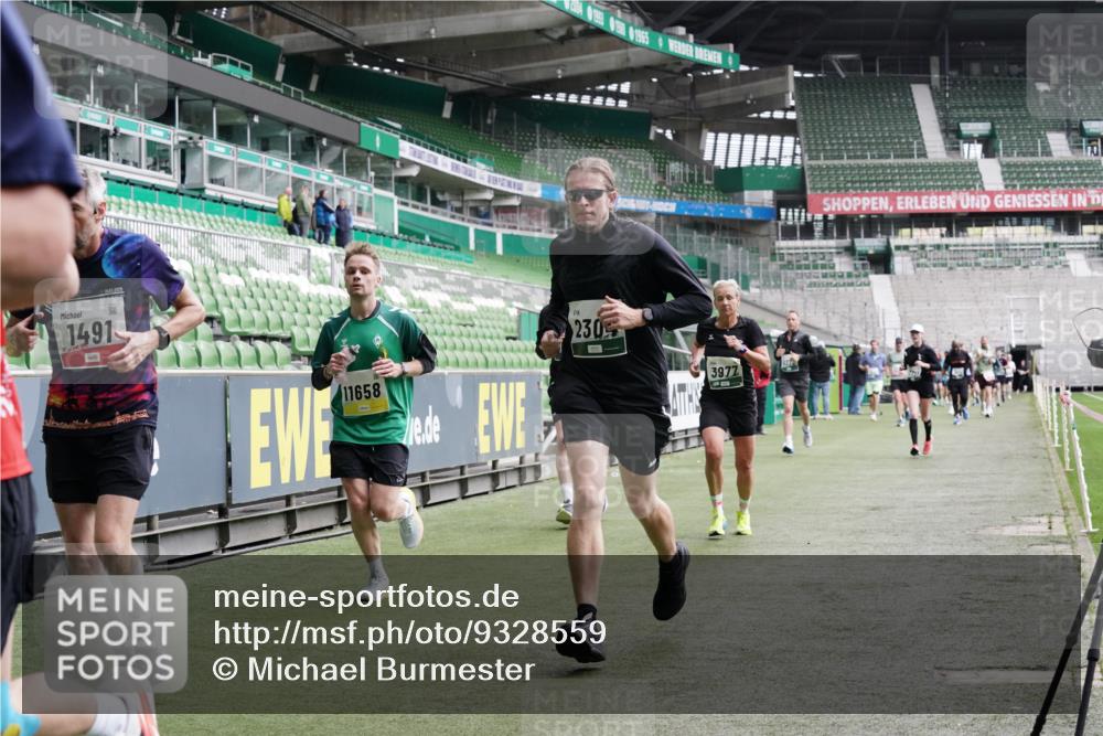 05.10.2025 - 20. swb-Marathon Bremen Michael Burmester http://msf.ph/oto/9328559 05.10.2025 12:57:35 Laufen im Stadion 31, 237, 246, 299, 305, 415, 479, 613, 820, 833, 1317, 1382, 1491, 1627, 1971, 1977, 2166, 2234, 2240, 2269, 2304, 2436, 2522, 2662, 3396, 3471, 3591, 3798, 3813, 3969, 3977, 4089, 4102, 4287, 4401, 4484, 4496, 4821, 5100, 5104, 5149, 5503, 5562, 5645, 5664, 6250, 6267, 6317, 6372, 6486, 6493, 6510, 6525, 6534, 6535, 6768, 6999, 7086, 7371, 7390, 7546, 7578, 7731, 7911, 7940, 8023, 8128, 8801, 8903, 8964, 8973, 8993, 9129, 9983, 11658, 1161, 1595, 2571, 5255 meine-sportfotos.de