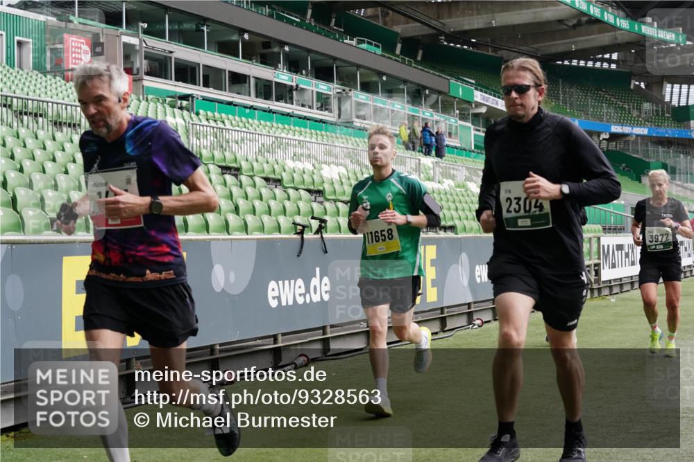 05.10.2025 - 20. swb-Marathon Bremen Michael Burmester http://msf.ph/oto/9328563 05.10.2025 12:57:35 Laufen im Stadion 31, 237, 246, 299, 305, 415, 479, 613, 820, 833, 1317, 1382, 1491, 1627, 1971, 1977, 2166, 2234, 2240, 2269, 2304, 2436, 2522, 2662, 3396, 3471, 3591, 3798, 3813, 3969, 3977, 4089, 4102, 4287, 4401, 4484, 4496, 4821, 5100, 5104, 5149, 5503, 5562, 5645, 5664, 6250, 6267, 6317, 6372, 6486, 6493, 6510, 6525, 6534, 6535, 6768, 6999, 7086, 7371, 7390, 7546, 7578, 7731, 7911, 7940, 8023, 8128, 8801, 8903, 8964, 8973, 8993, 9129, 9983, 11658, 1161, 1595, 2571, 5255 meine-sportfotos.de