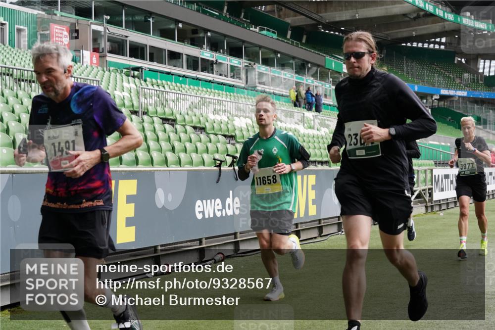 05.10.2025 - 20. swb-Marathon Bremen Michael Burmester http://msf.ph/oto/9328567 05.10.2025 12:57:35 Laufen im Stadion 31, 237, 246, 299, 305, 415, 479, 613, 820, 833, 1317, 1382, 1491, 1627, 1971, 1977, 2166, 2234, 2240, 2269, 2304, 2436, 2522, 2662, 3396, 3471, 3591, 3798, 3813, 3969, 3977, 4089, 4102, 4287, 4401, 4484, 4496, 4821, 5100, 5104, 5149, 5503, 5562, 5645, 5664, 6250, 6267, 6317, 6372, 6486, 6493, 6510, 6525, 6534, 6535, 6768, 6999, 7086, 7371, 7390, 7546, 7578, 7731, 7911, 7940, 8023, 8128, 8801, 8903, 8964, 8973, 8993, 9129, 9983, 11658, 1161, 1595, 2571, 5255 meine-sportfotos.de