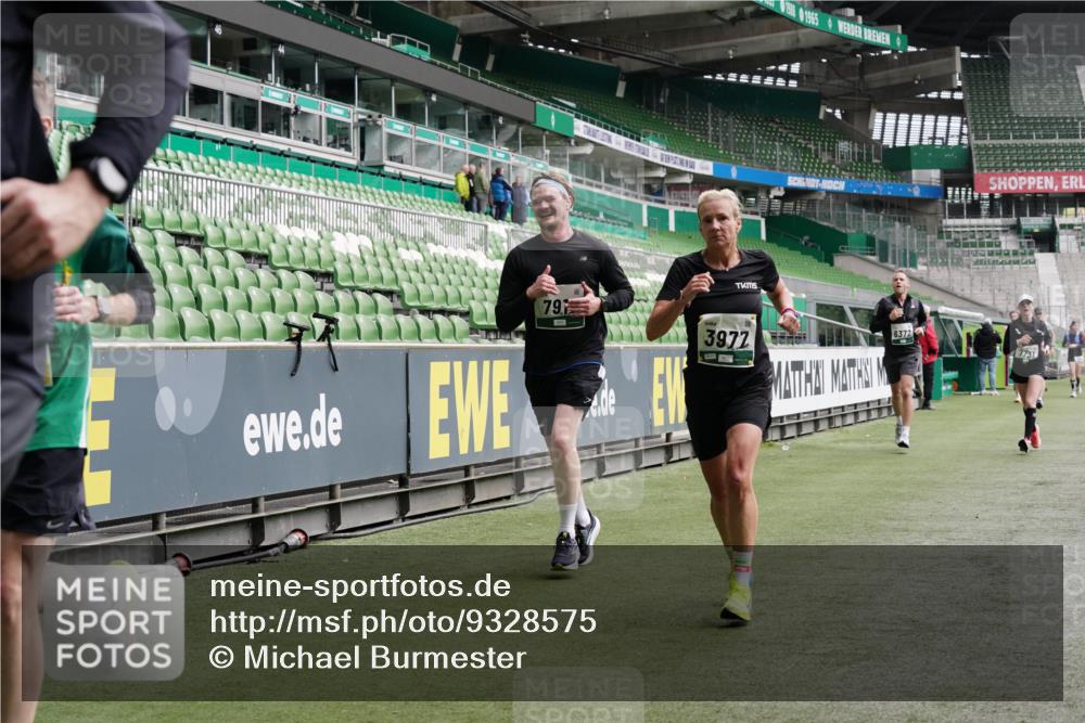 05.10.2025 - 20. swb-Marathon Bremen Michael Burmester http://msf.ph/oto/9328575 05.10.2025 12:57:37 Laufen im Stadion 31, 237, 246, 305, 415, 613, 820, 833, 1317, 1382, 1491, 1627, 1971, 1977, 2166, 2234, 2240, 2269, 2304, 2436, 2522, 2662, 3396, 3471, 3591, 3798, 3813, 3969, 3977, 4089, 4102, 4287, 4401, 4484, 4496, 4747, 4821, 5100, 5104, 5149, 5503, 5562, 5645, 5664, 5728, 6250, 6267, 6317, 6372, 6486, 6493, 6510, 6525, 6534, 6535, 6768, 6999, 7053, 7086, 7371, 7390, 7546, 7578, 7731, 7911, 7940, 8023, 8128, 8801, 8903, 8964, 8973, 8993, 9129, 9983, 11658, 31, 299, 479, 1161, 1595, 1627 meine-sportfotos.de