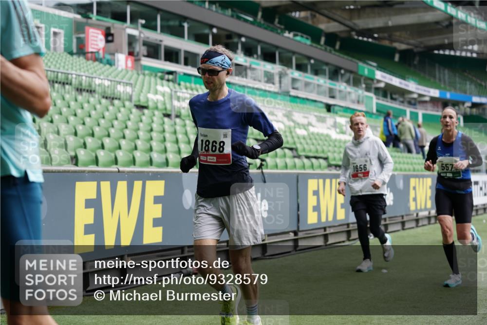 05.10.2025 - 20. swb-Marathon Bremen Michael Burmester http://msf.ph/oto/9328579 05.10.2025 12:53:30 Laufen im Stadion 89, 248, 368, 496, 832, 869, 1009, 1020, 1164, 1367, 1428, 1538, 1656, 1667, 1868, 1943, 2030, 2050, 2072, 2075, 2250, 2288, 2871, 3363, 3553, 4132, 4294, 4573, 4729, 5169, 5425, 5571, 5579, 5866, 5944, 6492, 6806, 7255, 7408, 7617, 7835, 7905, 8238, 8431, 8462, 8499, 8709, 550, 590, 615, 793, 1298, 1431, 1600, 4218, 4746, 4805, 4914, 4935, 5447, 6630, 6677, 7277, 7416, 7773, 7975, 8297, 8349, 8431, 8580, 8921, 10338 meine-sportfotos.de