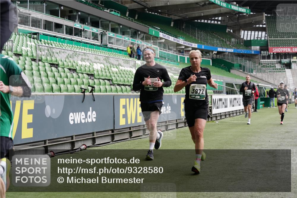 05.10.2025 - 20. swb-Marathon Bremen Michael Burmester http://msf.ph/oto/9328580 05.10.2025 12:57:37 Laufen im Stadion 31, 237, 246, 305, 415, 613, 820, 833, 1317, 1382, 1491, 1627, 1971, 1977, 2166, 2234, 2240, 2269, 2304, 2436, 2522, 2662, 3396, 3471, 3591, 3798, 3813, 3969, 3977, 4089, 4102, 4287, 4401, 4484, 4496, 4747, 4821, 5100, 5104, 5149, 5503, 5562, 5645, 5664, 5728, 6250, 6267, 6317, 6372, 6486, 6493, 6510, 6525, 6534, 6535, 6768, 6999, 7053, 7086, 7371, 7390, 7546, 7578, 7731, 7911, 7940, 8023, 8128, 8801, 8903, 8964, 8973, 8993, 9129, 9983, 11658, 31, 299, 479, 1161, 1595, 1627 meine-sportfotos.de