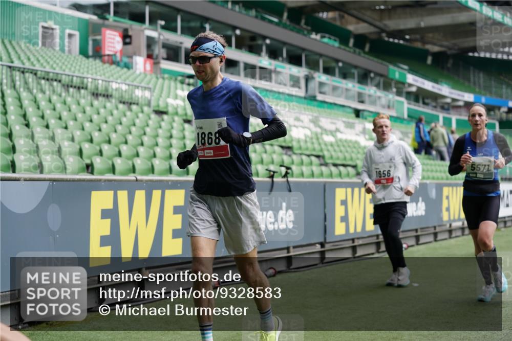 05.10.2025 - 20. swb-Marathon Bremen Michael Burmester http://msf.ph/oto/9328583 05.10.2025 12:53:30 Laufen im Stadion 89, 248, 368, 496, 832, 869, 1009, 1020, 1164, 1367, 1428, 1538, 1656, 1667, 1868, 1943, 2030, 2050, 2072, 2075, 2250, 2288, 2871, 3363, 3553, 4132, 4294, 4573, 4729, 5169, 5425, 5571, 5579, 5866, 5944, 6492, 6806, 7255, 7408, 7617, 7835, 7905, 8238, 8431, 8462, 8499, 8709, 550, 590, 615, 793, 1298, 1431, 1600, 4218, 4746, 4805, 4914, 4935, 5447, 6630, 6677, 7277, 7416, 7773, 7975, 8297, 8349, 8431, 8580, 8921, 10338 meine-sportfotos.de