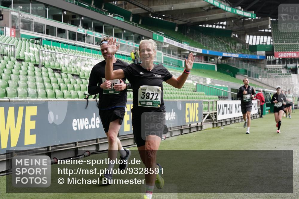 05.10.2025 - 20. swb-Marathon Bremen Michael Burmester http://msf.ph/oto/9328591 05.10.2025 12:57:37 Laufen im Stadion 31, 237, 246, 305, 415, 613, 820, 833, 1317, 1382, 1491, 1627, 1971, 1977, 2166, 2234, 2240, 2269, 2304, 2436, 2522, 2662, 3396, 3471, 3591, 3798, 3813, 3969, 3977, 4089, 4102, 4287, 4401, 4484, 4496, 4747, 4821, 5100, 5104, 5149, 5503, 5562, 5645, 5664, 5728, 6250, 6267, 6317, 6372, 6486, 6493, 6510, 6525, 6534, 6535, 6768, 6999, 7053, 7086, 7371, 7390, 7546, 7578, 7731, 7911, 7940, 8023, 8128, 8801, 8903, 8964, 8973, 8993, 9129, 9983, 11658, 31, 299, 479, 1161, 1595, 1627 meine-sportfotos.de