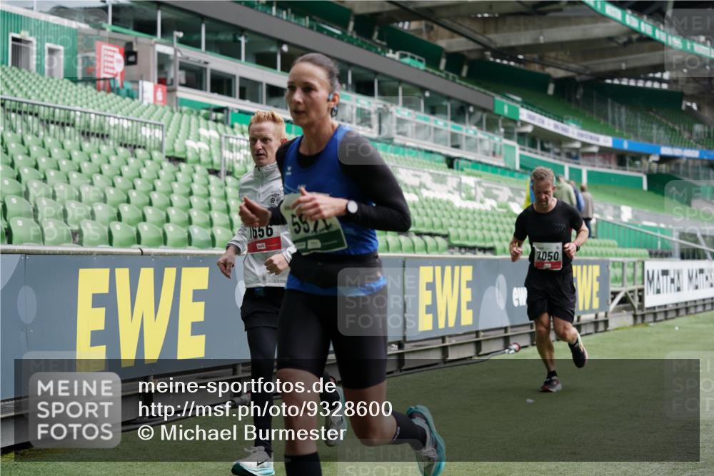 05.10.2025 - 20. swb-Marathon Bremen Michael Burmester http://msf.ph/oto/9328600 05.10.2025 12:53:32 Laufen im Stadion 89, 248, 368, 458, 496, 832, 869, 1009, 1020, 1164, 1367, 1428, 1460, 1489, 1538, 1656, 1667, 1868, 1943, 2030, 2050, 2072, 2075, 2250, 2288, 2871, 3363, 3553, 4132, 4294, 4573, 4729, 5169, 5425, 5571, 5576, 5579, 5866, 5944, 6348, 6492, 6806, 7255, 7408, 7617, 7835, 7905, 8238, 8462, 8499, 8709, 550, 590, 615, 793, 1431, 1600, 4218, 4746, 4805, 4914, 4935, 5447, 6630, 6677, 7277, 7416, 7773, 7975, 8297, 8349, 8431, 8921, 10338 meine-sportfotos.de