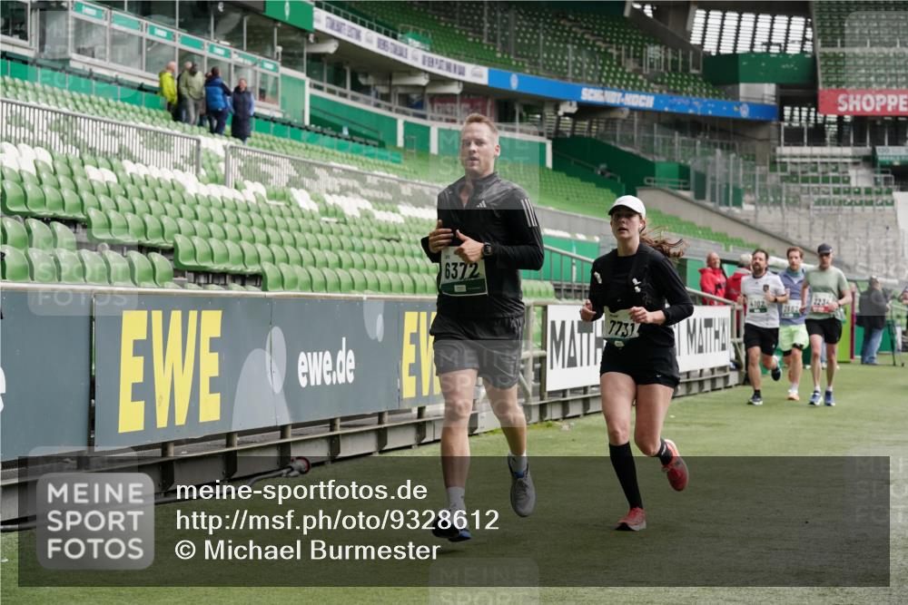 05.10.2025 - 20. swb-Marathon Bremen Michael Burmester http://msf.ph/oto/9328612 05.10.2025 12:57:40 Laufen im Stadion 237, 246, 305, 415, 613, 820, 833, 1317, 1382, 1491, 1971, 2166, 2234, 2240, 2269, 2304, 2436, 2522, 2662, 3396, 3591, 3798, 3813, 3969, 3977, 4089, 4102, 4287, 4401, 4496, 4747, 4821, 5100, 5104, 5149, 5503, 5562, 5645, 5664, 5728, 6161, 6250, 6267, 6317, 6372, 6486, 6510, 6525, 6534, 6535, 6768, 6999, 7053, 7086, 7371, 7390, 7546, 7578, 7588, 7731, 7911, 7940, 8023, 8128, 8801, 8827, 8903, 8964, 8973, 8993, 9129, 9983, 11658, 31, 299, 479, 1161, 1595, 1627 meine-sportfotos.de