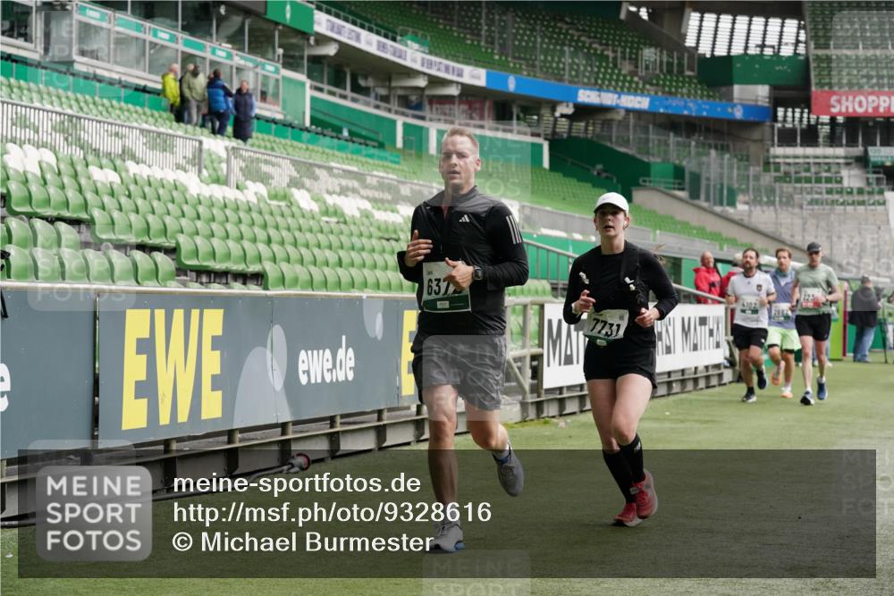 05.10.2025 - 20. swb-Marathon Bremen Michael Burmester http://msf.ph/oto/9328616 05.10.2025 12:57:40 Laufen im Stadion 237, 246, 305, 415, 613, 820, 833, 1317, 1382, 1491, 1971, 2166, 2234, 2240, 2269, 2304, 2436, 2522, 2662, 3396, 3591, 3798, 3813, 3969, 3977, 4089, 4102, 4287, 4401, 4496, 4747, 4821, 5100, 5104, 5149, 5503, 5562, 5645, 5664, 5728, 6161, 6250, 6267, 6317, 6372, 6486, 6510, 6525, 6534, 6535, 6768, 6999, 7053, 7086, 7371, 7390, 7546, 7578, 7588, 7731, 7911, 7940, 8023, 8128, 8801, 8827, 8903, 8964, 8973, 8993, 9129, 9983, 11658, 31, 299, 479, 1161, 1595, 1627 meine-sportfotos.de