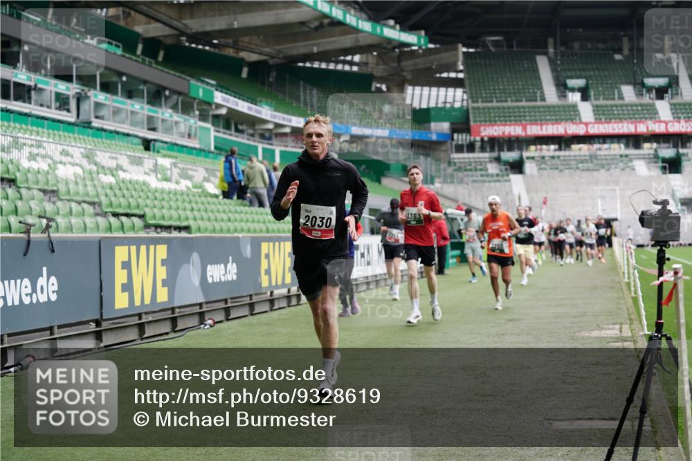 05.10.2025 - 20. swb-Marathon Bremen Michael Burmester http://msf.ph/oto/9328619 05.10.2025 12:53:35 Laufen im Stadion 89, 248, 250, 368, 458, 496, 832, 869, 1009, 1020, 1164, 1428, 1460, 1489, 1538, 1608, 1656, 1667, 1736, 1868, 1943, 2030, 2050, 2075, 2250, 2288, 2871, 3363, 3553, 4132, 4294, 4573, 4611, 4729, 5169, 5425, 5571, 5576, 5579, 5944, 6348, 6359, 6492, 6806, 7255, 7408, 7617, 7835, 7905, 8238, 8462, 8499, 8511, 8611, 8709, 550, 590, 793, 1367, 1431, 1600, 2072, 4218, 4573, 4746, 4805, 4935, 5447, 5866, 6677, 7277, 7416, 7773, 7975, 8297, 8349, 8431, 10338 meine-sportfotos.de
