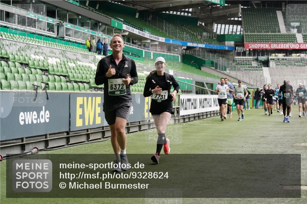 05.10.2025 - 20. swb-Marathon Bremen Michael Burmester http://msf.ph/oto/9328624 05.10.2025 12:57:41 Laufen im Stadion 237, 246, 305, 415, 613, 820, 833, 1317, 1382, 1491, 1971, 2166, 2234, 2240, 2269, 2304, 2436, 2522, 2662, 3396, 3591, 3798, 3813, 3969, 3977, 4089, 4102, 4287, 4401, 4496, 4747, 4821, 5100, 5104, 5149, 5503, 5562, 5645, 5664, 5728, 6161, 6250, 6267, 6317, 6372, 6486, 6510, 6525, 6534, 6535, 6768, 6999, 7053, 7086, 7371, 7390, 7546, 7578, 7588, 7731, 7911, 7940, 8023, 8128, 8801, 8827, 8903, 8964, 8973, 8993, 9129, 9151, 9983, 11658, 31, 299, 479, 1161, 1595, 1627 meine-sportfotos.de