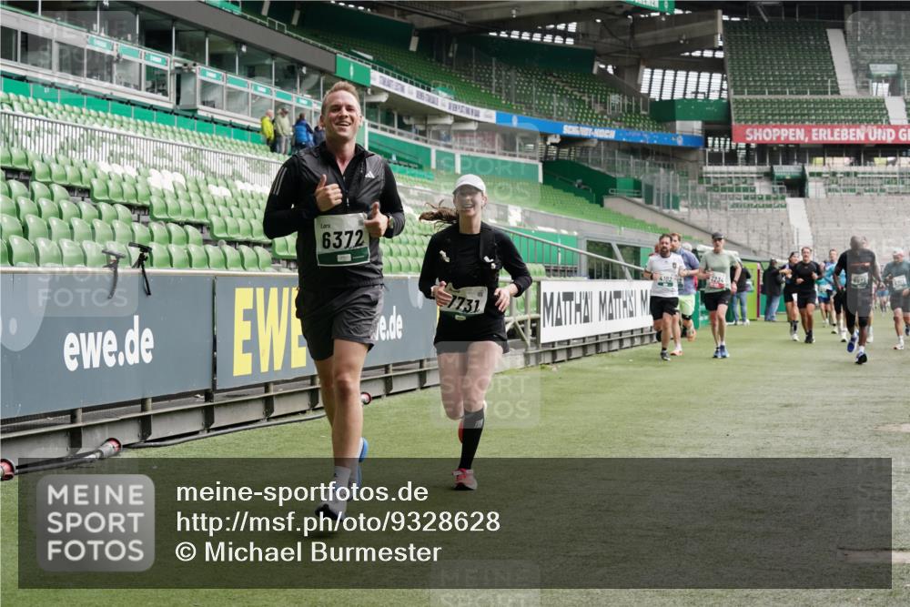 05.10.2025 - 20. swb-Marathon Bremen Michael Burmester http://msf.ph/oto/9328628 05.10.2025 12:57:41 Laufen im Stadion 237, 246, 305, 415, 613, 820, 833, 1317, 1382, 1491, 1971, 2166, 2234, 2240, 2269, 2304, 2436, 2522, 2662, 3396, 3591, 3798, 3813, 3969, 3977, 4089, 4102, 4287, 4401, 4496, 4747, 4821, 5100, 5104, 5149, 5503, 5562, 5645, 5664, 5728, 6161, 6250, 6267, 6317, 6372, 6486, 6510, 6525, 6534, 6535, 6768, 6999, 7053, 7086, 7371, 7390, 7546, 7578, 7588, 7731, 7911, 7940, 8023, 8128, 8801, 8827, 8903, 8964, 8973, 8993, 9129, 9151, 9983, 11658, 31, 299, 479, 1161, 1595, 1627 meine-sportfotos.de