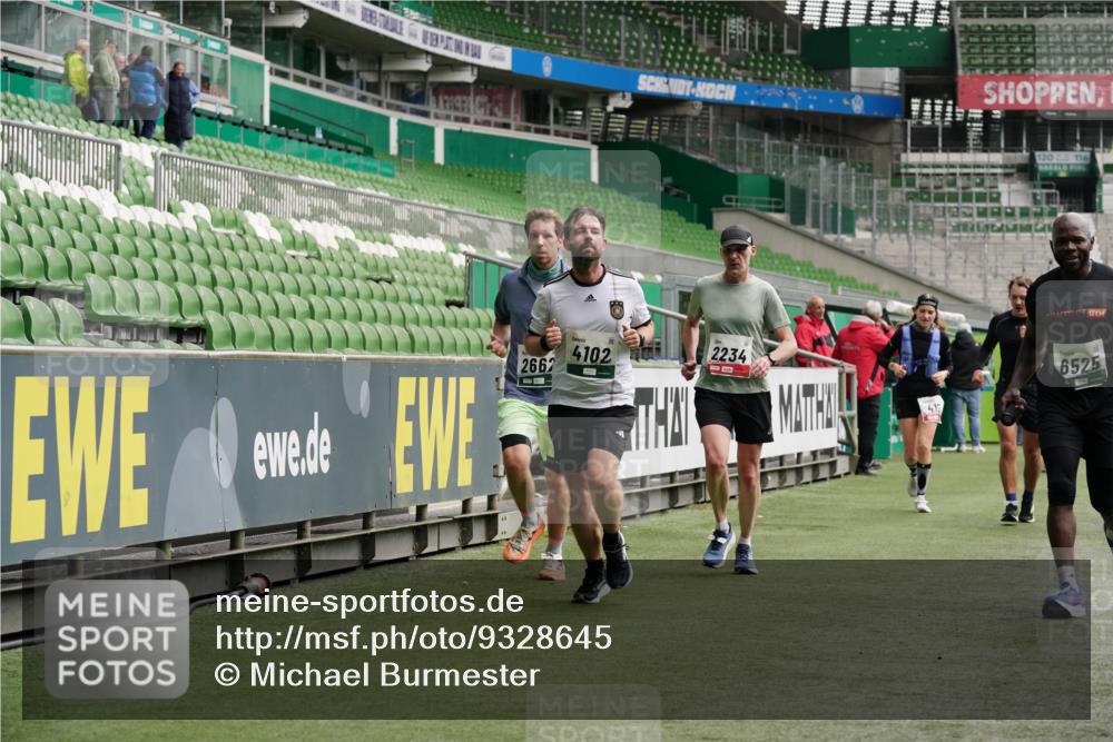 05.10.2025 - 20. swb-Marathon Bremen Michael Burmester http://msf.ph/oto/9328645 05.10.2025 12:57:44 Laufen im Stadion 237, 246, 305, 415, 613, 820, 833, 1317, 1382, 1491, 1971, 2166, 2234, 2240, 2269, 2304, 2522, 2648, 2662, 2893, 3396, 3591, 3798, 3813, 3969, 3977, 4089, 4102, 4287, 4401, 4496, 4747, 4821, 5100, 5104, 5149, 5503, 5562, 5645, 5664, 5728, 6161, 6250, 6267, 6317, 6372, 6486, 6510, 6525, 6534, 6535, 6768, 6999, 7053, 7371, 7588, 7731, 7911, 7940, 8023, 8091, 8113, 8128, 8801, 8827, 8903, 8964, 8973, 8993, 9129, 9151, 9983, 11658, 31, 299, 479, 1595, 1627 meine-sportfotos.de