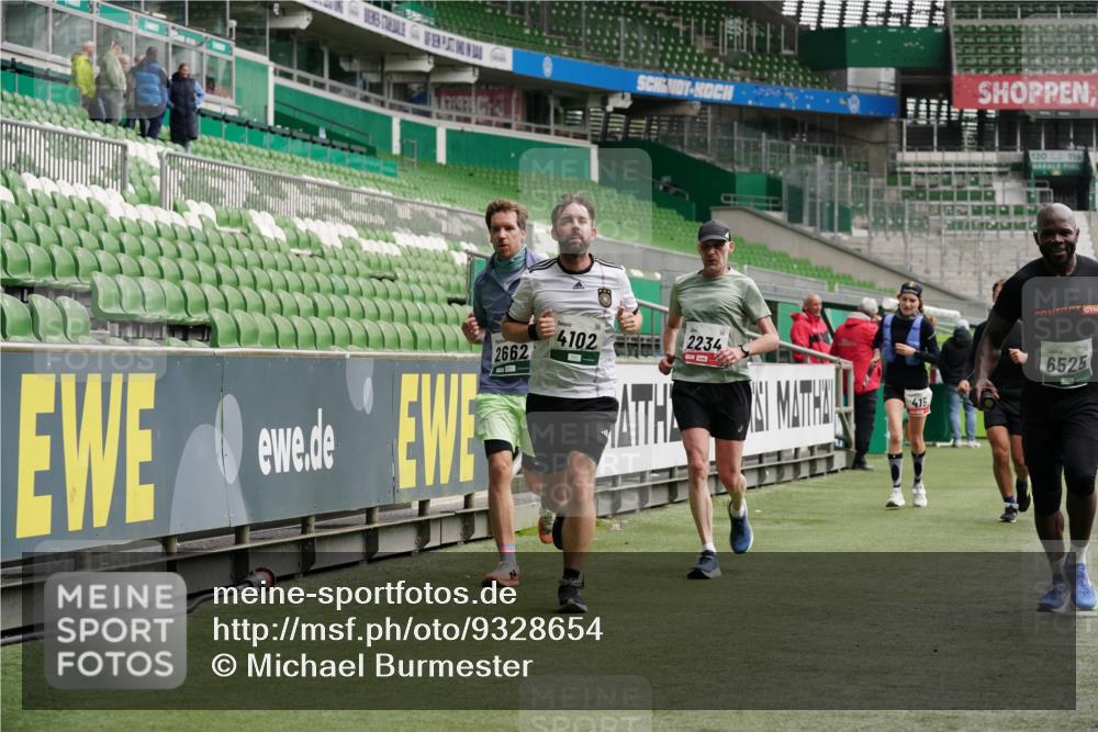 05.10.2025 - 20. swb-Marathon Bremen Michael Burmester http://msf.ph/oto/9328654 05.10.2025 12:57:44 Laufen im Stadion 237, 246, 305, 415, 613, 820, 833, 1317, 1382, 1491, 1971, 2166, 2234, 2240, 2269, 2304, 2522, 2648, 2662, 2893, 3396, 3591, 3798, 3813, 3969, 3977, 4089, 4102, 4287, 4401, 4496, 4747, 4821, 5100, 5104, 5149, 5503, 5562, 5645, 5664, 5728, 6161, 6250, 6267, 6317, 6372, 6486, 6510, 6525, 6534, 6535, 6768, 6999, 7053, 7371, 7588, 7731, 7911, 7940, 8023, 8091, 8113, 8128, 8801, 8827, 8903, 8964, 8973, 8993, 9129, 9151, 9983, 11658, 31, 299, 479, 1595, 1627 meine-sportfotos.de